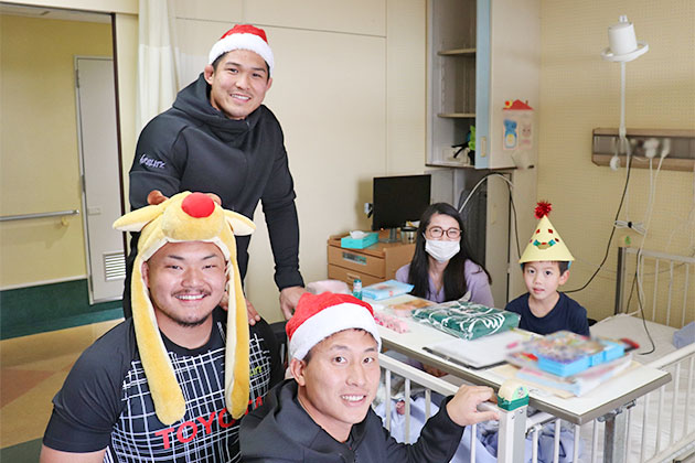 2019年12月24日、ラグビーワールドカップ日本代表でトヨタ自動車の「ヴェルブリッツ」に所属する姫野和樹選手、茂野海人選手、木津悠輔選手が当院の小児病棟を訪れました。 01